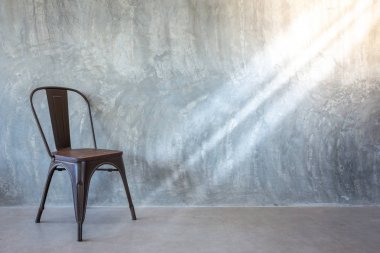 Çıplak çimento duvarda sandalye 