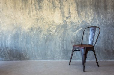Çıplak çimento duvarda sandalye 