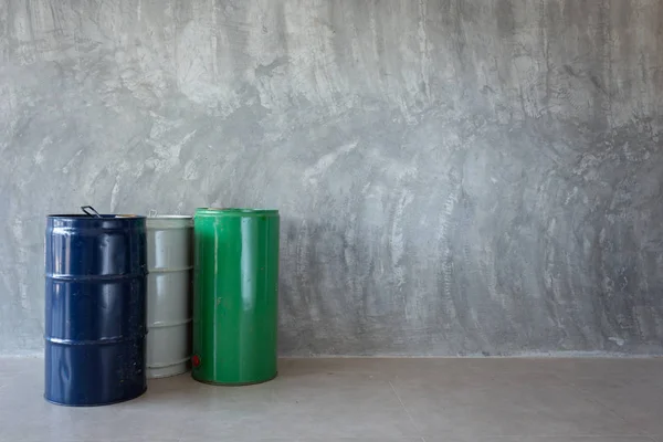 Barril de óleo único na parede de cimento nu — Fotografia de Stock