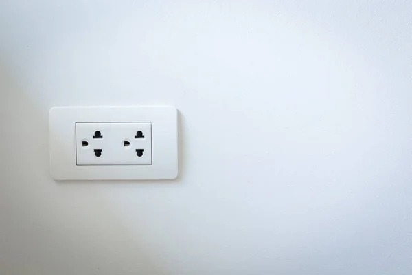 白い壁の電気プラグ — ストック写真