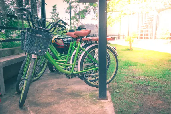Rower zaparkowany na zewnątrz na zielonym trawniku rozmycie — Zdjęcie stockowe