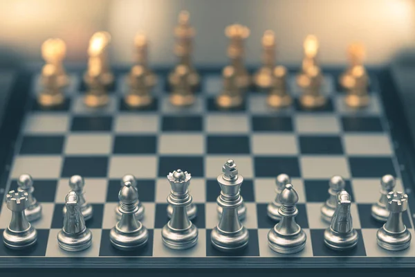 Jeu d'échecs, placez le plateau en attente de jouer à la fois en or et en argent — Photo