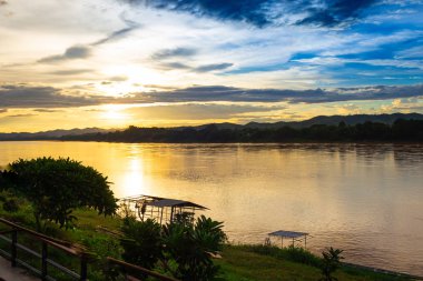 güzel bir akşam gökyüzü Nehri üzerinde