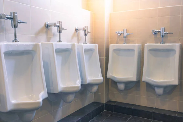 Urinoirs voor mannen in de mannelijke badkamer — Stockfoto