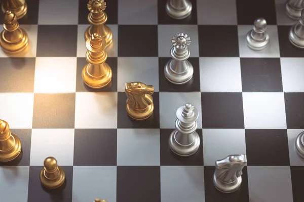Jeu d'échecs, placez le plateau en attente de jouer à la fois en or et en argent — Photo