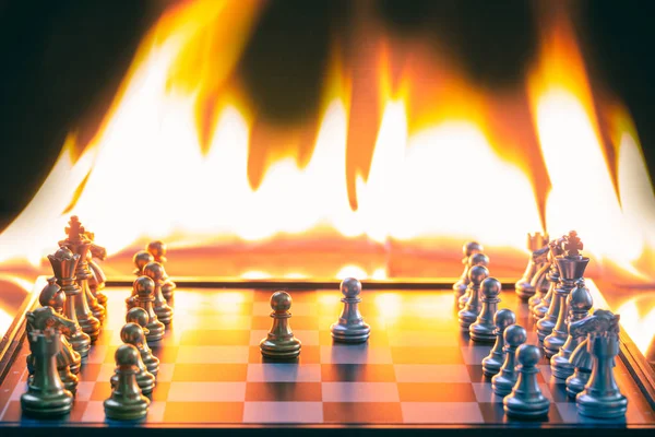 Peça de xadrez ouro ficar em uma fileira, isolada no branco (rei