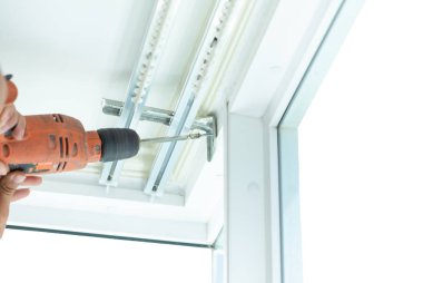 Profesyonel teknik tarafından perdeleri yüklemek için vida vidalar