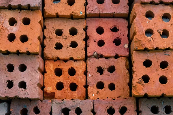 Apilar los ladrillos rojos que están dispuestos en el fondo para estafar — Foto de Stock