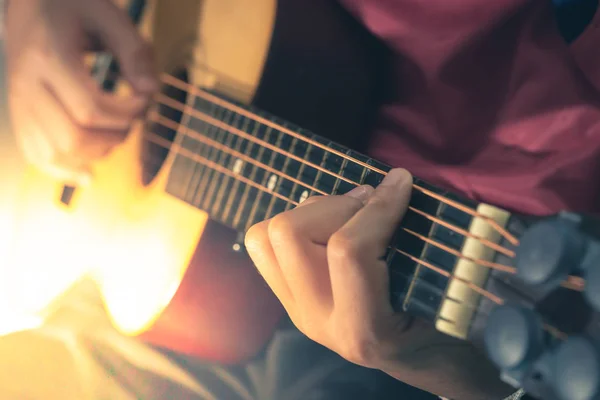 Hombre tocando una guitarra acústica — Foto de Stock