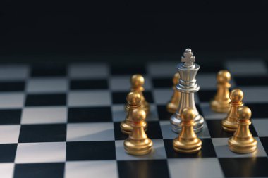 Gümüş madalyalı satranç çırıltısı altın bir satranççıyla çevriliydi.