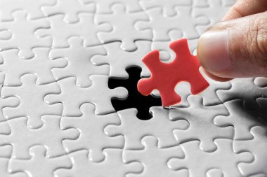 Boş jigsaw puzzle parçası tutan el 