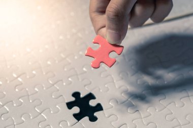 Boş jigsaw puzzle parçası tutan el 