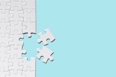 Yapboz, mavi arkaplanda beyaz parça