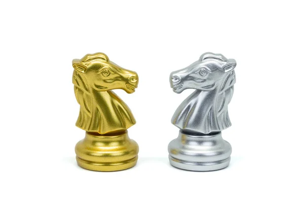 Nahaufnahme Silberne Und Goldene Pferdeschachfiguren Einer Reihe Isoliert Auf Weißem — Stockfoto