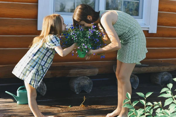 Две Милые Сестры Веселятся Открытом Воздухе Нюхают Цветы — стоковое фото