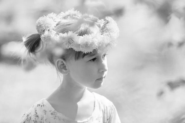 小可爱的高加索女孩蒲公英花环 单色图像 — 图库照片