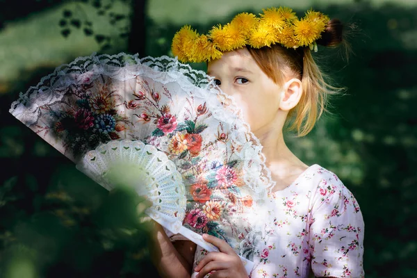 Μικρό Χαριτωμένο Κορίτσι Καυκάσιος Πικραλίδα Στεφάνι Και Ανεμιστήρα Στον Κήπο — Φωτογραφία Αρχείου