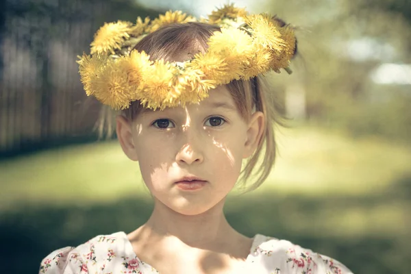 Μικρό Χαριτωμένο Κορίτσι Καυκάσιος Πικραλίδα Στεφάνι Στον Κήπο — Φωτογραφία Αρχείου