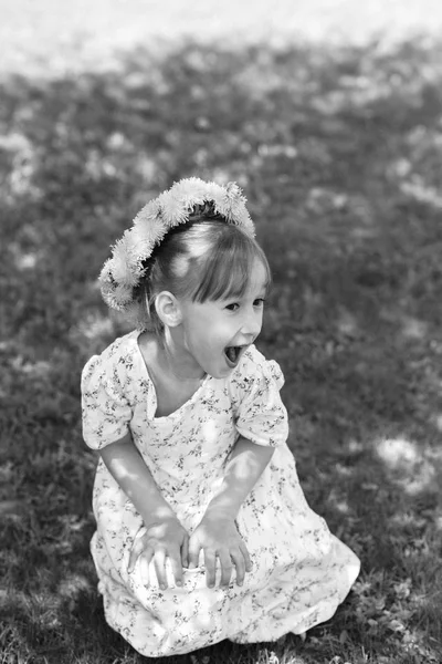 Pequena Menina Caucasiana Bonito Com Coroa Dente Leão Imagem Monocromática — Fotografia de Stock