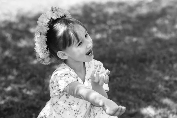 Pequena Menina Caucasiana Bonito Com Coroa Dente Leão Imagem Monocromática — Fotografia de Stock