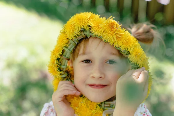 Little Cute Caucasian Girl Dandelion Wreath Garden — Stock Photo, Image