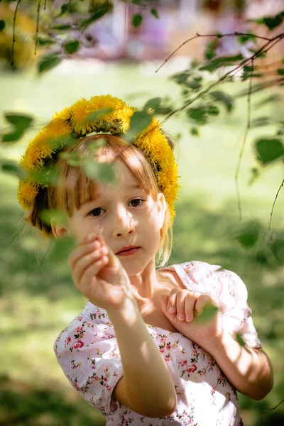 Pequena Menina Caucasiana Bonito Com Coroa Dente Leão Jardim — Fotografia de Stock