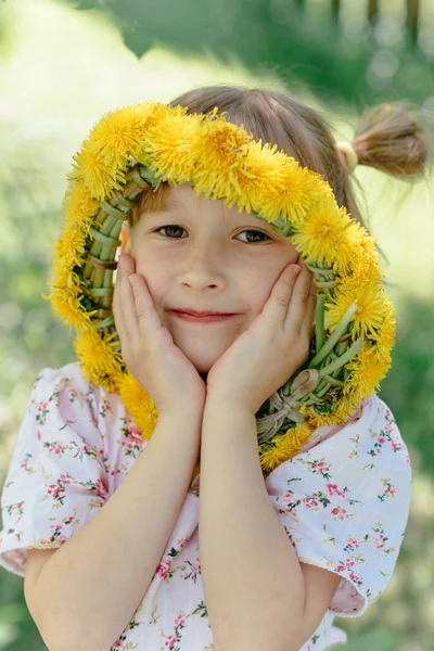 Pequena Menina Caucasiana Bonito Com Coroa Dente Leão Jardim — Fotografia de Stock