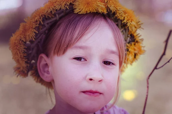 Pequena Menina Caucasiana Bonito Com Coroa Dente Leão Jardim — Fotografia de Stock