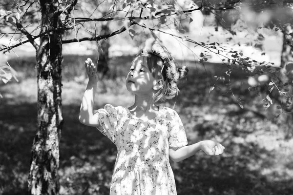 タンポポの花輪 モノクロ画像でかわいい白人少女 — ストック写真