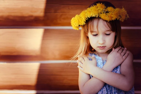 Portret Van Klein Kaukasische Blond Meisje Met Paardebloem Krans Poseren — Stockfoto