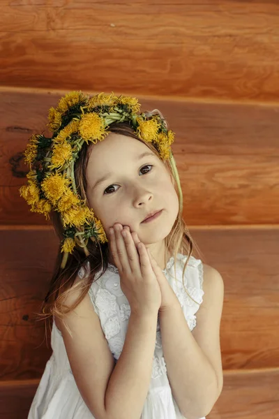 Retrato Pequena Menina Loira Caucasiana Com Coroa Dente Leão Posando — Fotografia de Stock