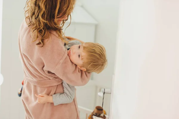 Moeder Schattig Zoontje Met Tepel Samen Slaapkamer — Stockfoto