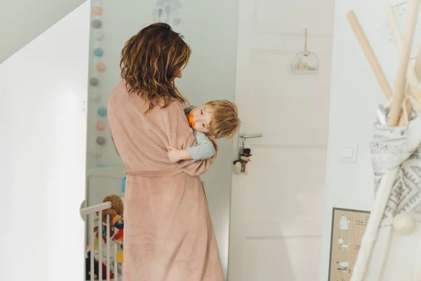 Moeder Schattig Zoontje Met Tepel Samen Slaapkamer — Stockfoto