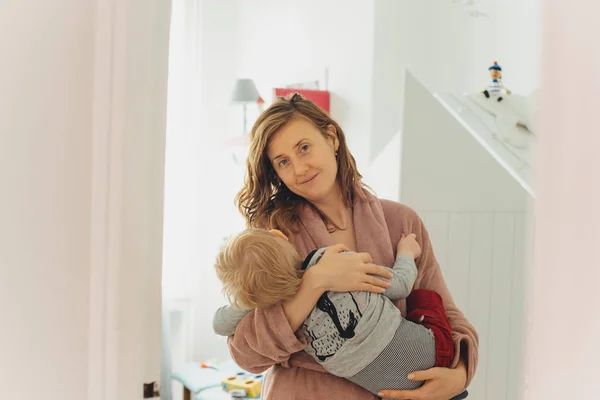 Mãe Filho Pequeno Bonito Com Mamilo Juntos Quarto — Fotografia de Stock