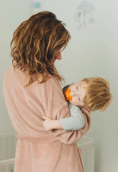 Madre Carino Piccolo Figlio Con Capezzolo Insieme Camera Letto — Foto Stock