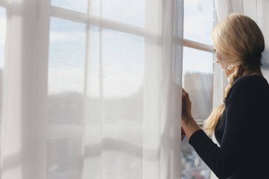 evde pencere duran genç çekici kadın