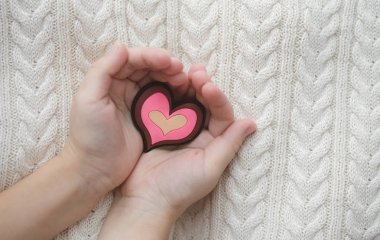Dekoratif kalp, kırpılmış görüntü tutan kişinin closeup görünümü