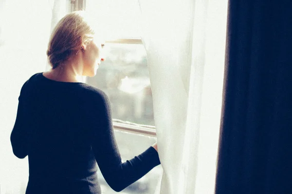 Junge Attraktive Frau Steht Fenster Hause — Stockfoto