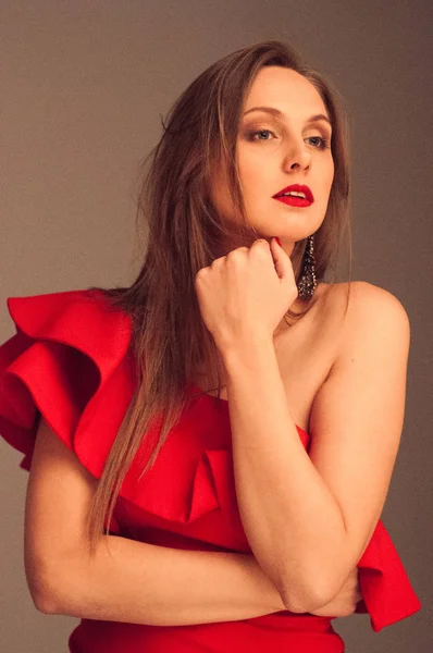 Güzel Genç Kafkas Kadın Stüdyoda Poz Kırmızı Elbise — Stok fotoğraf