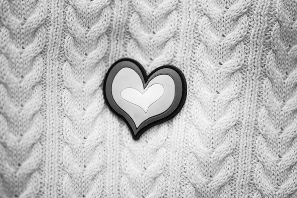 Простое Декоративное Сердце Трикотажном Фоне — стоковое фото