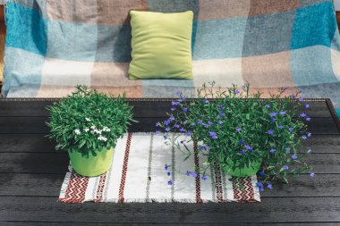 Masa ve kanepe ahşap arka planda süslemeli.