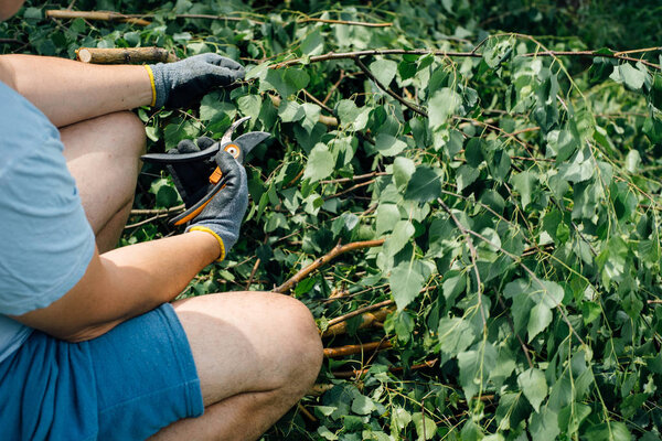  Рабочий с зелеными листьями