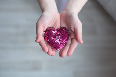 Dekoratif kalp, kırpılmış görüntü tutan kişinin closeup görünümü