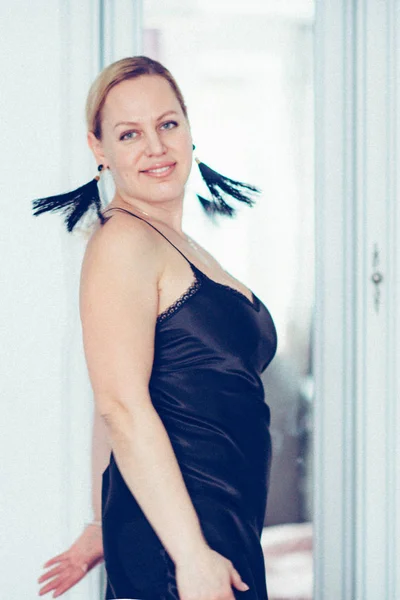 Neşeli Yetişkin Kafkas Kadın Evde Elbiseyle Poz Orta — Stok fotoğraf