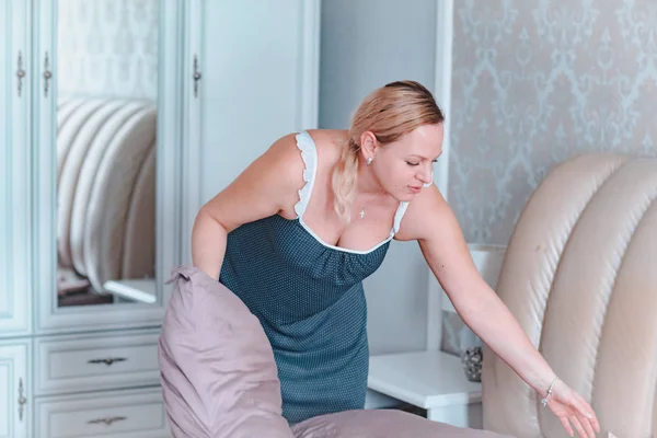 Alegre Medio Adulto Caucásico Mujer Preparándose Relajarse Cama — Foto de Stock