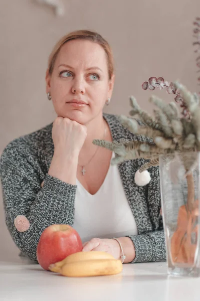 Vrolijke Medio Volwassen Kaukasische Vrouw Met Vruchten Keuken — Stockfoto