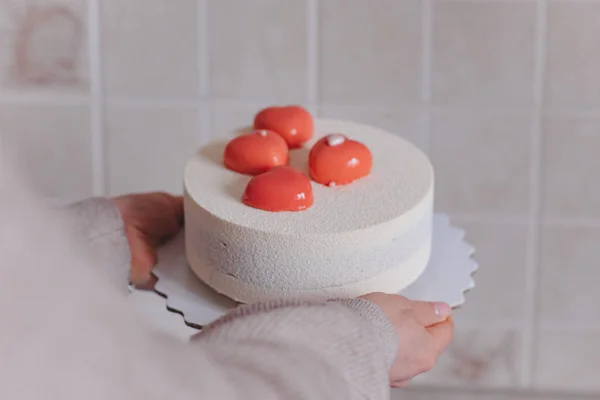 Primer Plano Manos Femeninas Sosteniendo Pastel Decorado Con Corazones Rojos — Foto de Stock