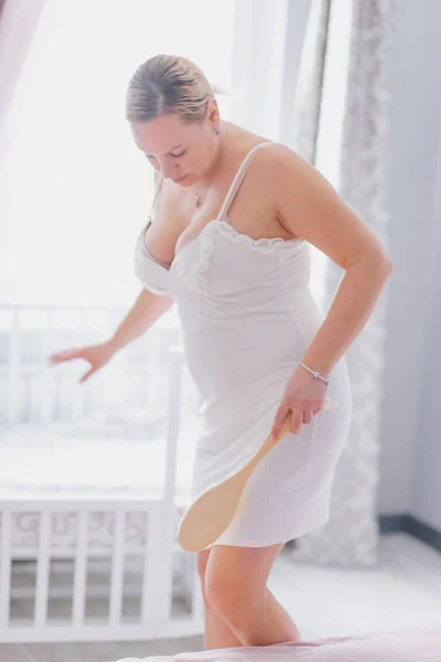 Sovrappeso Metà Donna Caucasica Adulta Utilizzando Pennello Sul Suo Corpo — Foto Stock
