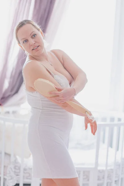 Sobrepeso Médio Adulto Caucasiano Mulher Usando Escova Seu Corpo — Fotografia de Stock