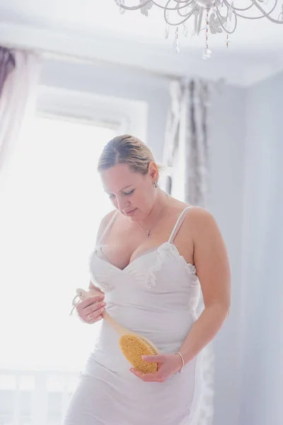 Overweight Mid Adult Caucasian Woman Using Brush Her Body — Stock Photo, Image